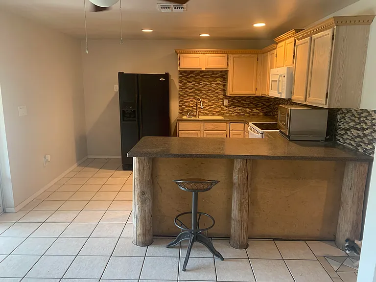 3320 E Ludlow Dr — Photo 2