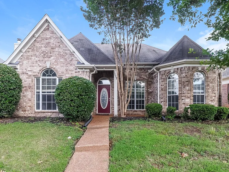 1112 Averett Ln — Photo 1