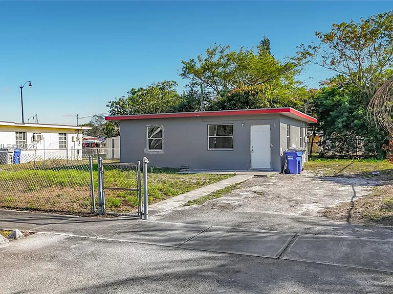 2408 NW 8th St — Photo 14