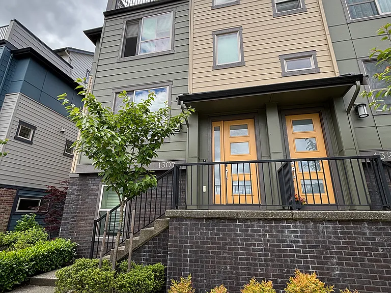 1307 8th Ave NE — Photo 1