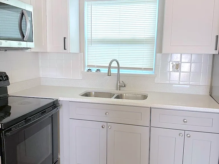 315 N Saturn Ave — Photo 6