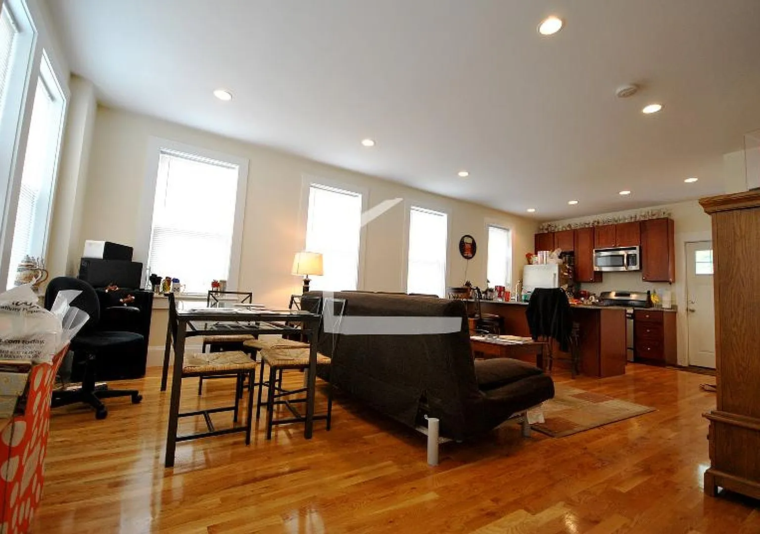 Nicely renovated Townhouse in a prime location near the Green Line with parking included! — Photo 2
