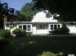 8 Willow Ct, Medford, NY 11763