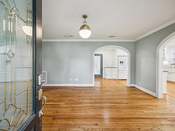 2nd image of 211 W 31st St
