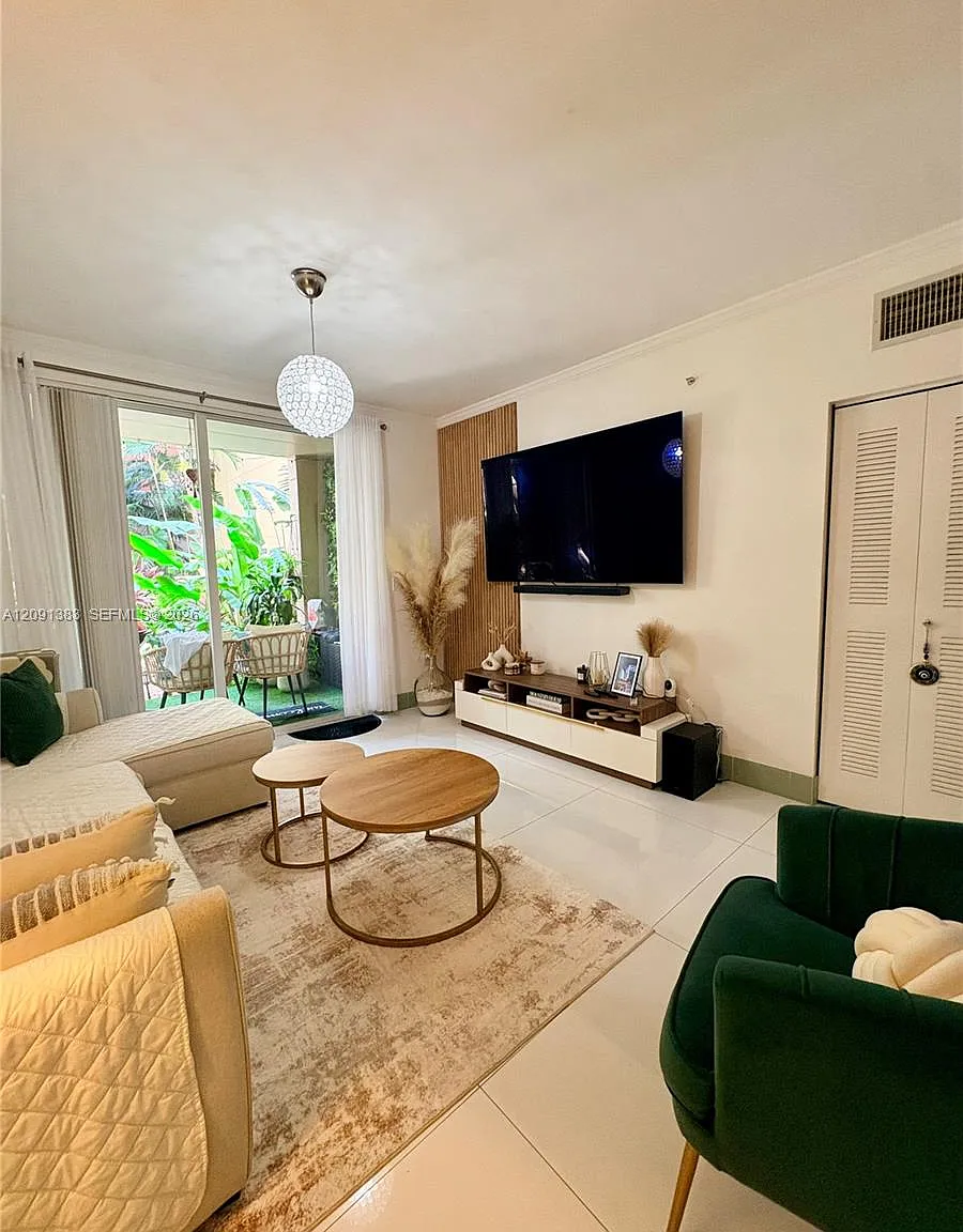 Porto Bellagio Condo — Photo 2
