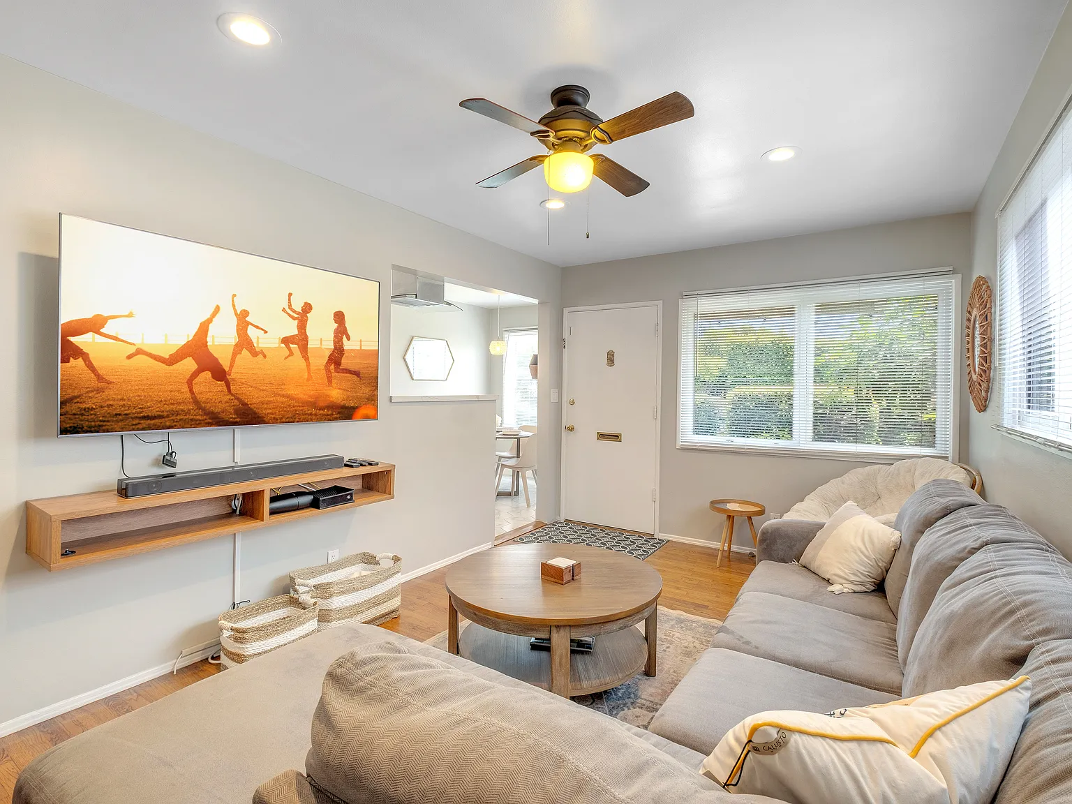 3 bed, 950 sqft, $4,400 — Photo 1