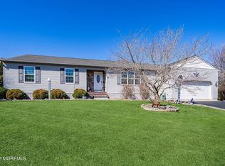 4 Willow Oak Dr, Cookstown, NJ 08511