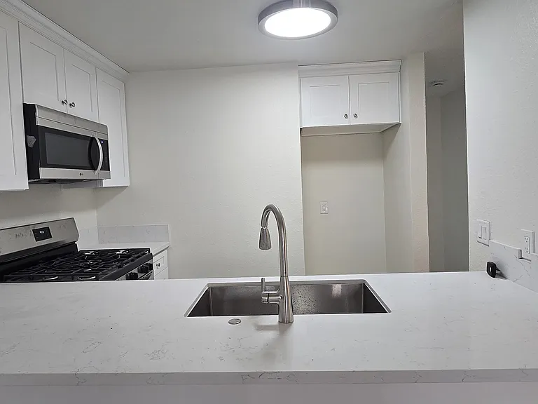 237 50th St #31 — Photo 8