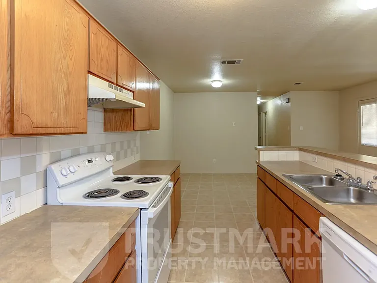 932 Maplewood St #B — Photo 10