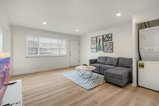 695 W Valley Dr — Photo 2