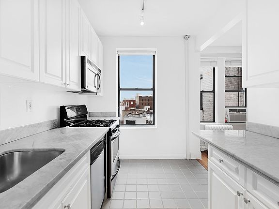 4th image of 418 Saint Johns Pl APT 6F