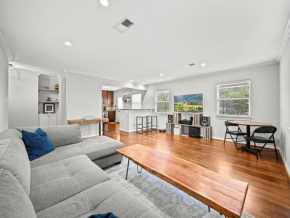 4th image of 326 W 27th Street