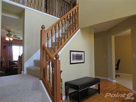 <b><em>DOUBLE ENTRY TO STAIRCASE FROM EITHER FOYER OR GREAT ROOM!</B></EM>