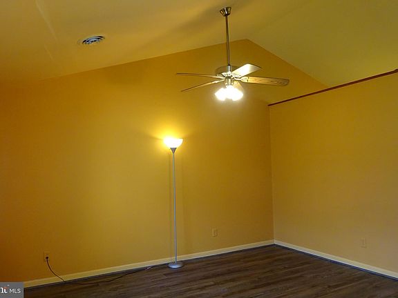 4th image of 864 Queens Ct
