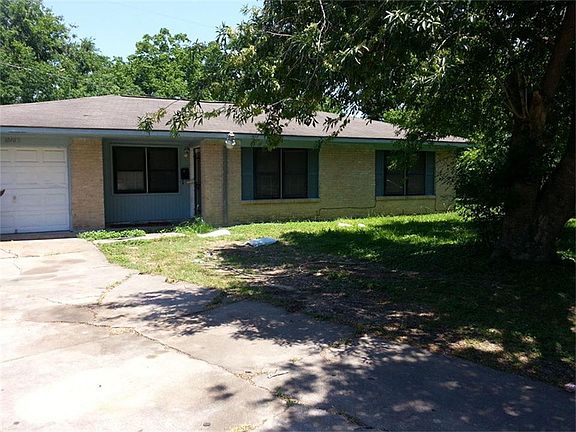 Nestled in the center of a culdesac lot!