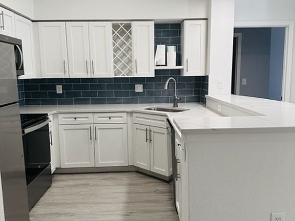 4th image of 200 4th Ave S Unit 228