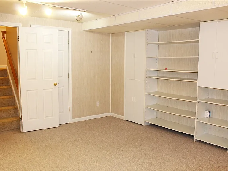 121 Brittany Cir — Photo 24