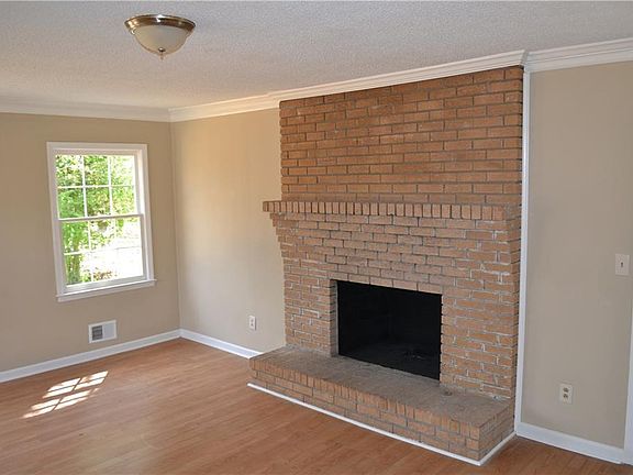 3rd image of 302 Plantation Cir
