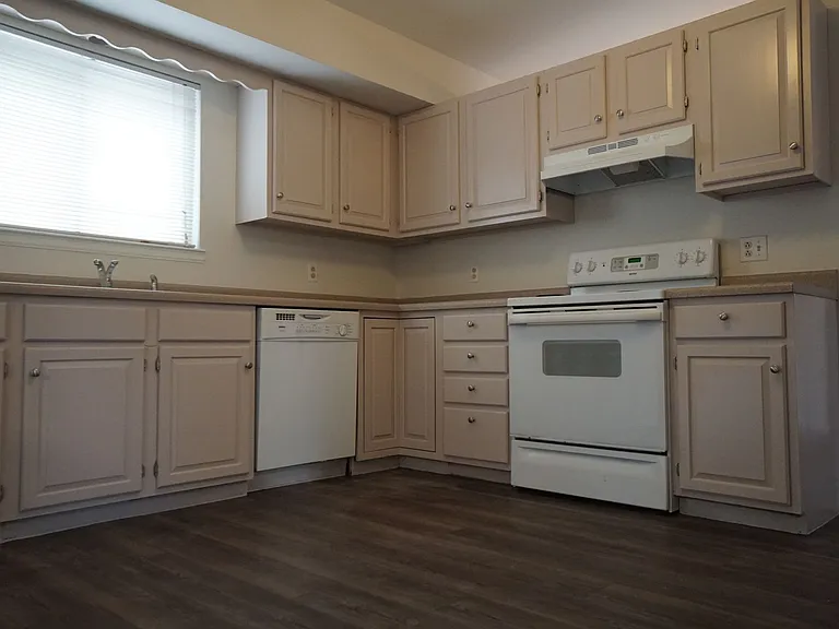 2205 Parliament Dr — Photo 8
