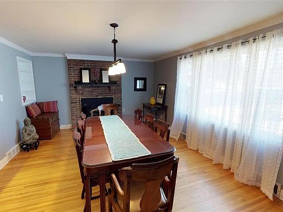 5th image of 202 N Maple Dr