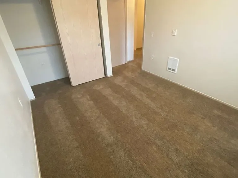 Sunrise Pointe Apartments — Photo 32