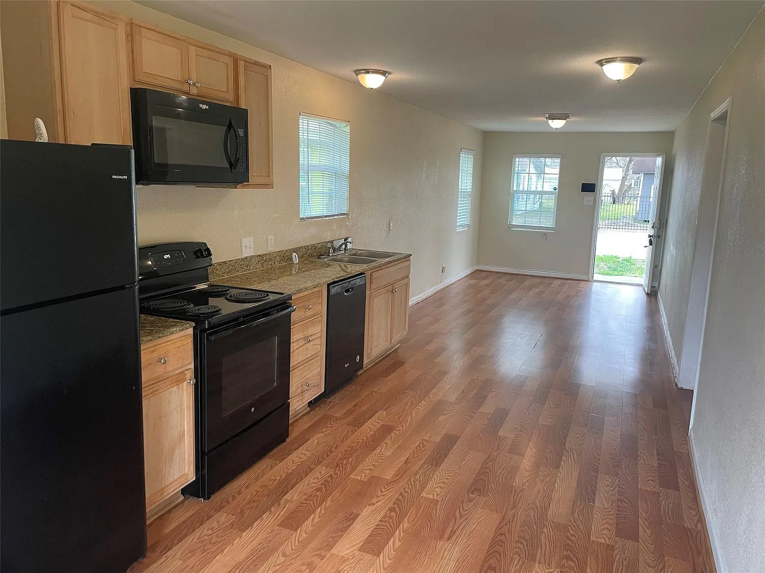 2 bed, 1.0 bath, 900 sqft, $1,100 — Photo 2
