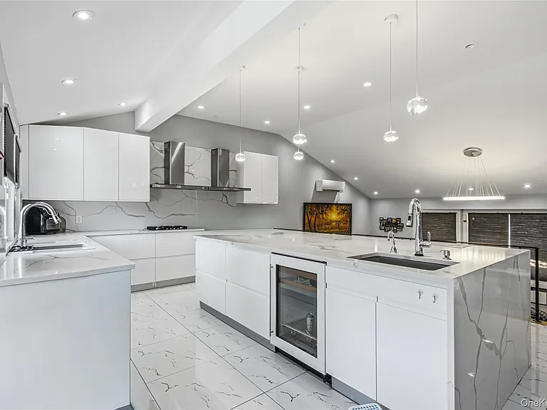 31 Sutton Hill Ln — Photo 12