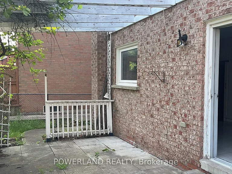 2441 Strathmore Cres — Photo 25