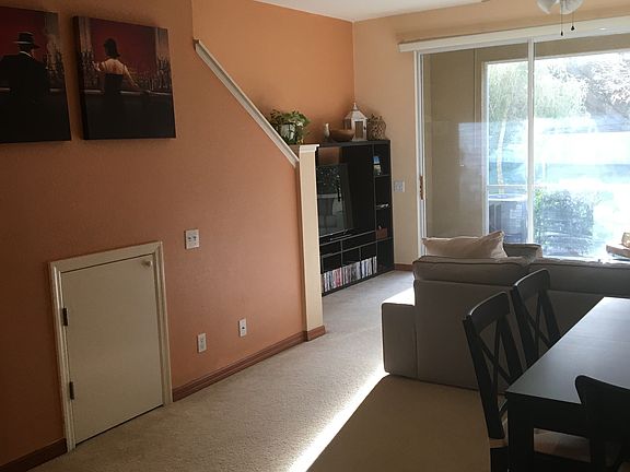Dining room/living room 