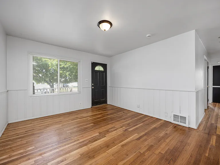 26080 Blumfield St — Photo 2