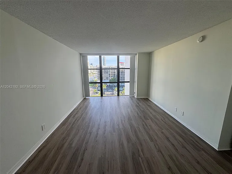 800 Parkview Dr #1018 — Photo 9
