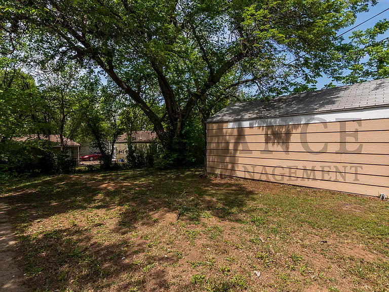 2219 N Prince St — Photo 4