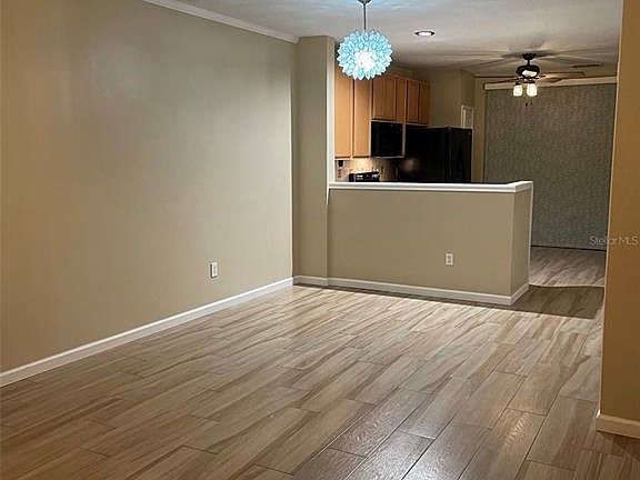 3rd image of 986 Vineland Pl