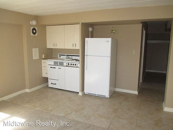 5th image of 530 W Berry St APT 611