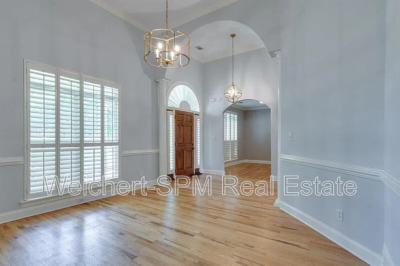 4 bed, 2.5 bath, 3296 sqft, $2,400 — Photo 4