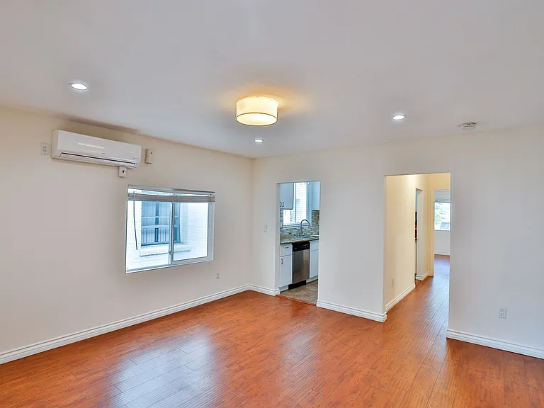 141 N New Hampshire Ave — Photo 5