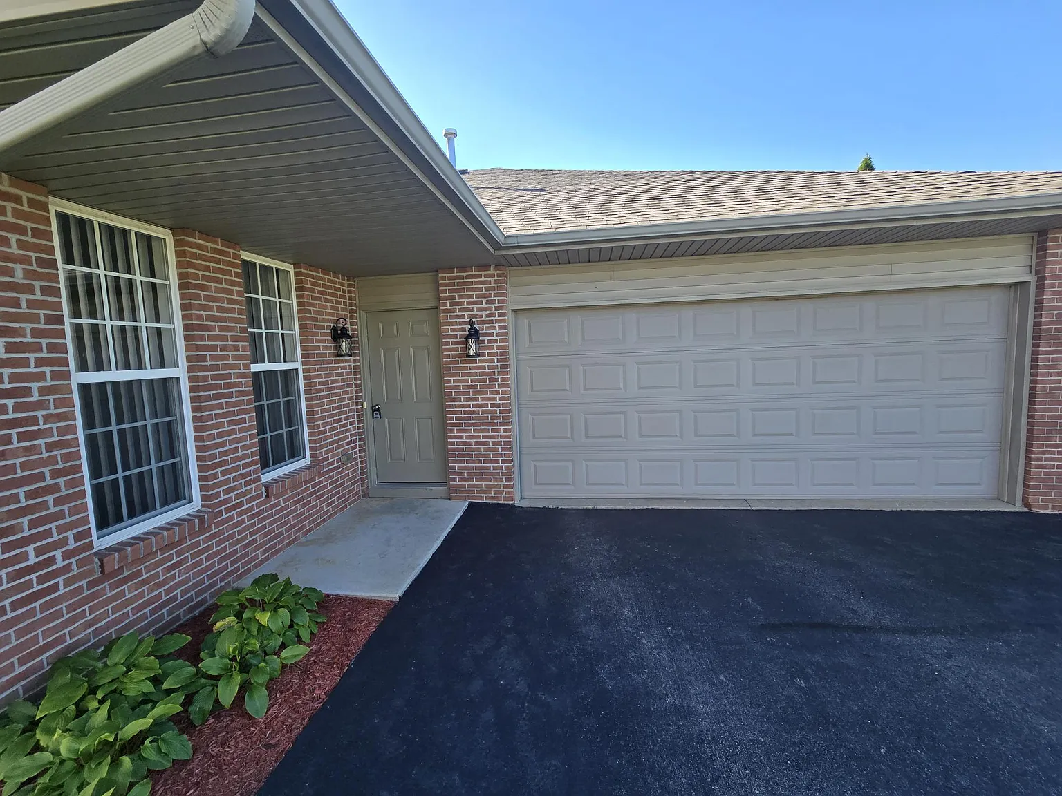 2 bed, 1300 sqft, $1,600 — Photo 2