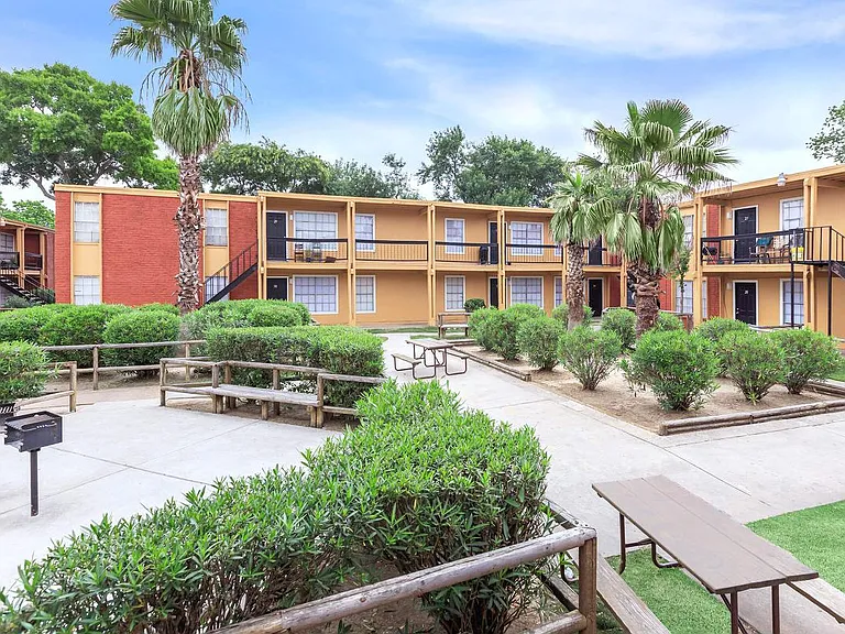 Woodvine Apartments — Photo 9