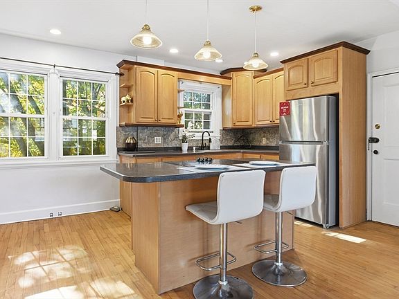 4th image of 112 Maple St APT 6