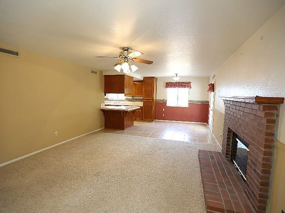 Kitchen nook / Family Room - Gas fire place. Good view from