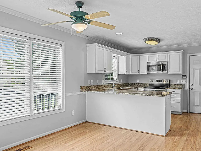 209 Lansing Ct — Photo 9