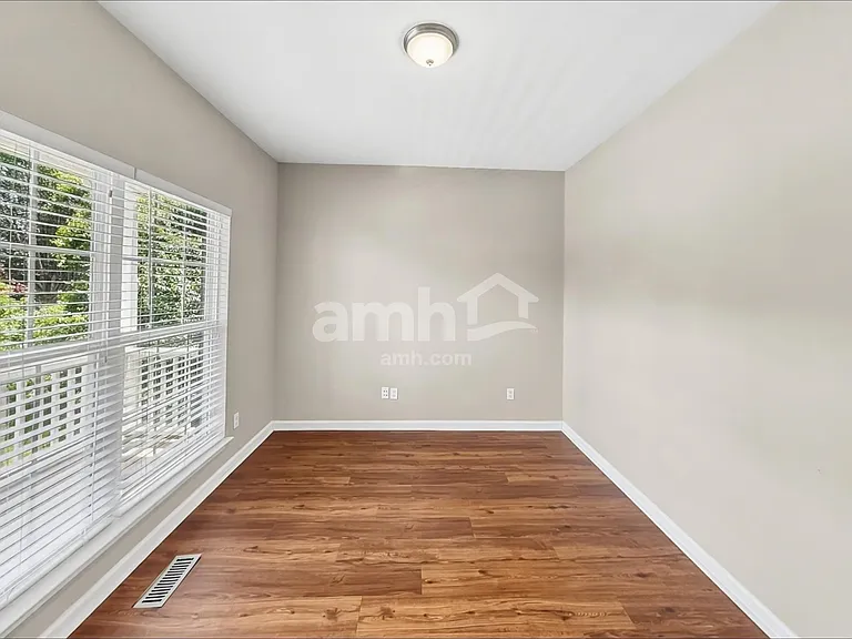 204 Annesbury Ln — Photo 9