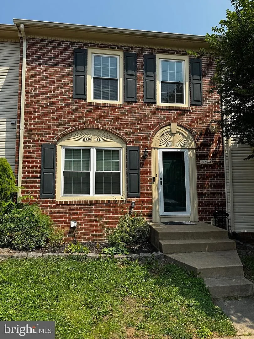 Charming 3BR/3.5BA 3 Level Townhome in Lorton — Photo 1