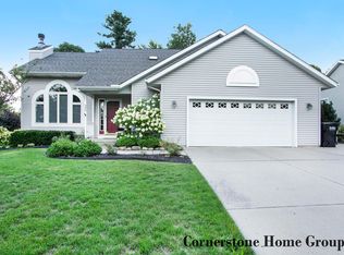 226 Glenview Ct NE, Rockford, MI 49341