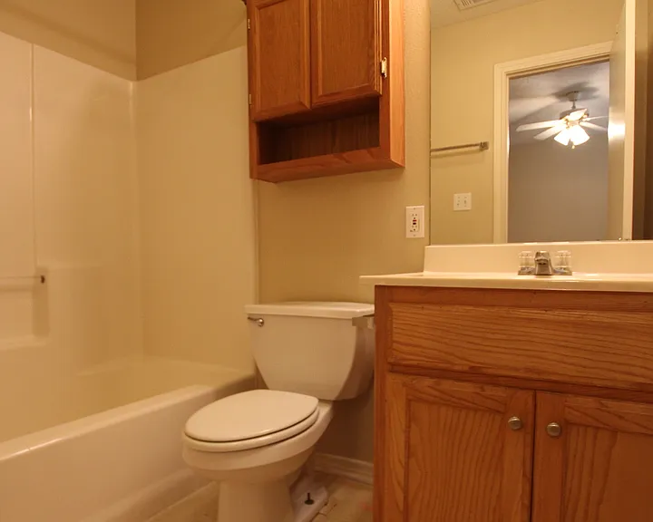 16052-16054 Echo Glen Dr — Photo 8