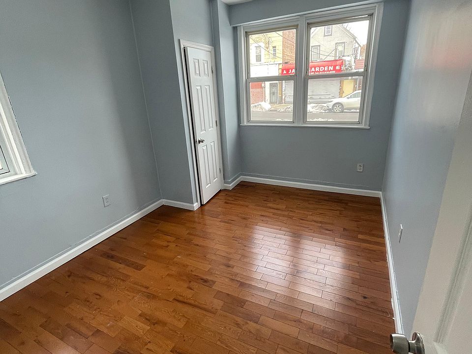 1st image of 300-301 Lyons Ave #4R
