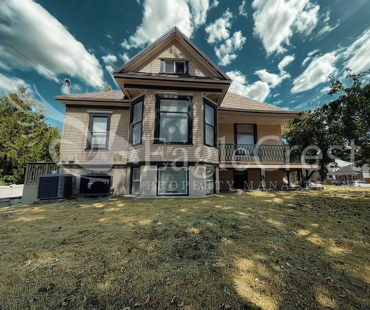 Building Photo - 603 E Cherry St