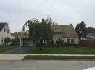 6 Carpenter Ln, Levittown, NY 11756