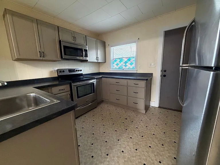 1626 Stoughton Ave — Photo 18