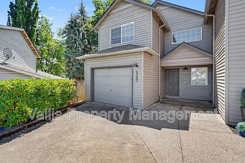 3 bed, 2.0 bath, 1067 sqft, $1,995 — Photo 2